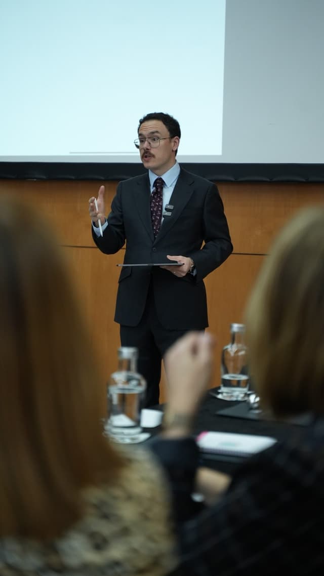 Portada del curso Cómo Hablar en Público con Autoridad — Fernando Miralles